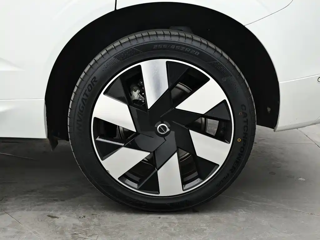 Volvo XC60 PHEV — миниатюра 9