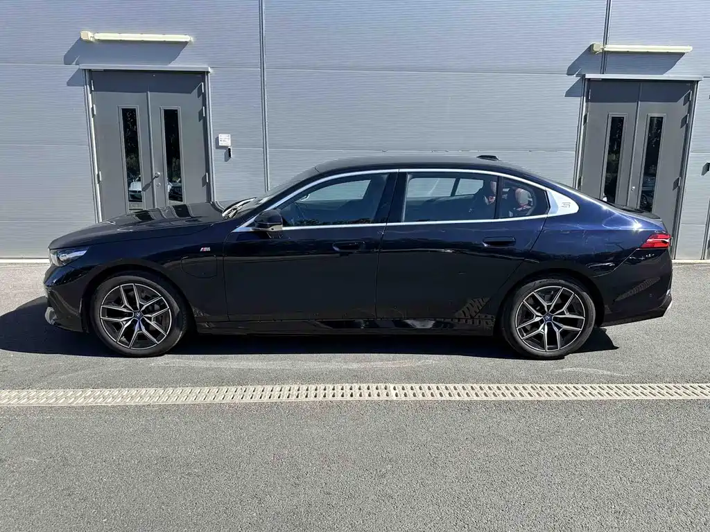 BMW i5 — миниатюра 9