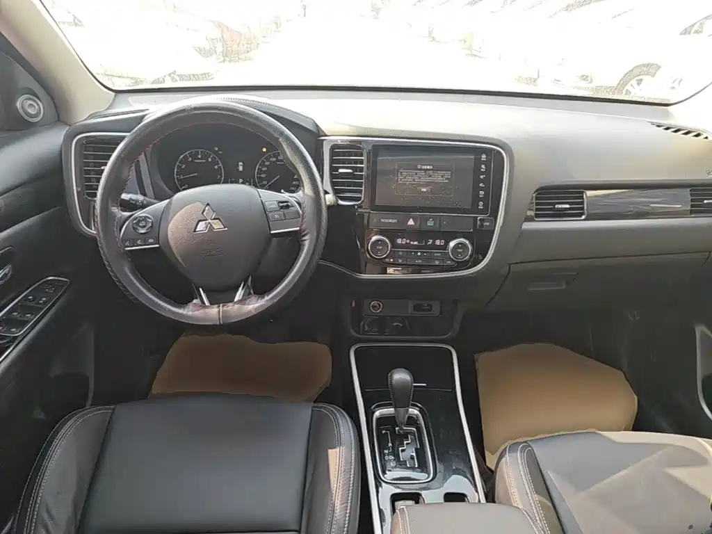 Mitsubishi Outlander — миниатюра 10