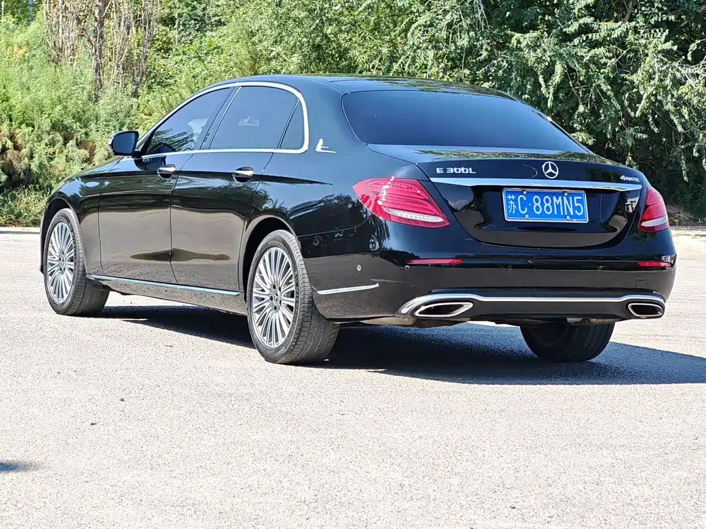 Mercedes-Benz E-Class — миниатюра 11