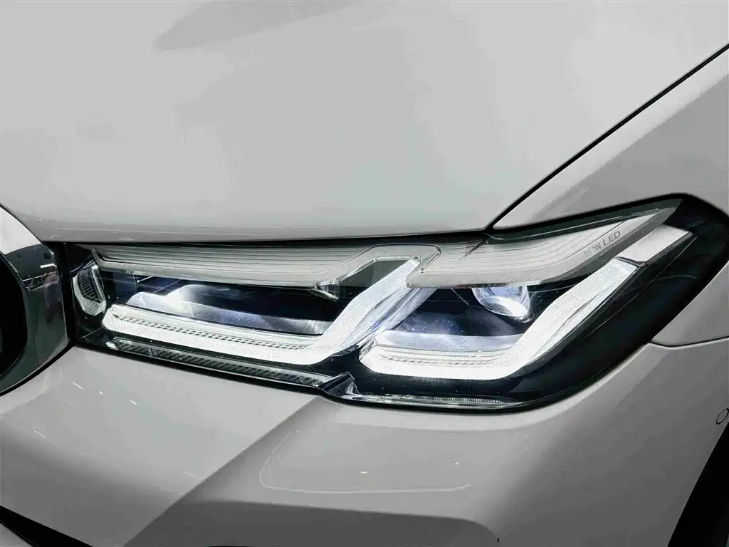 BMW 5 Series — миниатюра 11