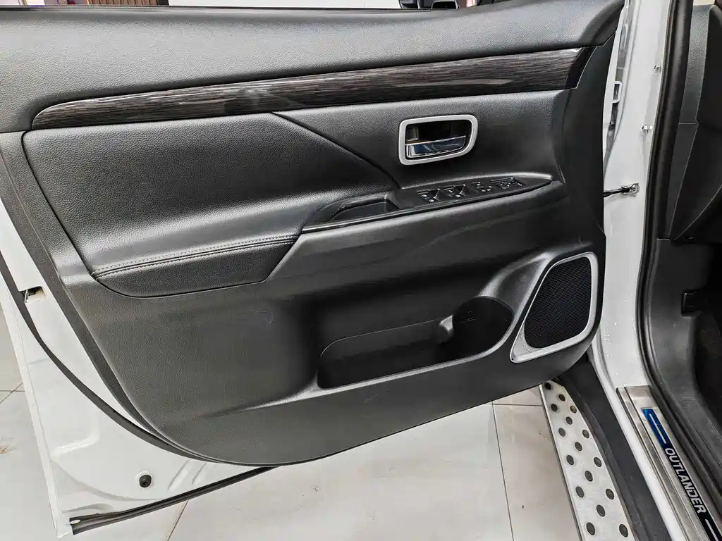 MITSUBISHI OUTLANDER