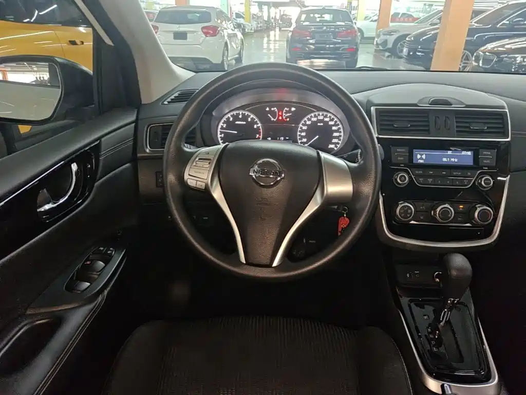 Nissan Tiida — миниатюра 11