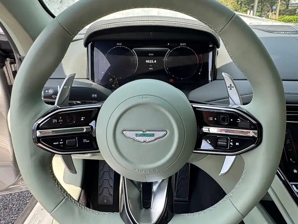 Aston Martin DB12 — миниатюра 15