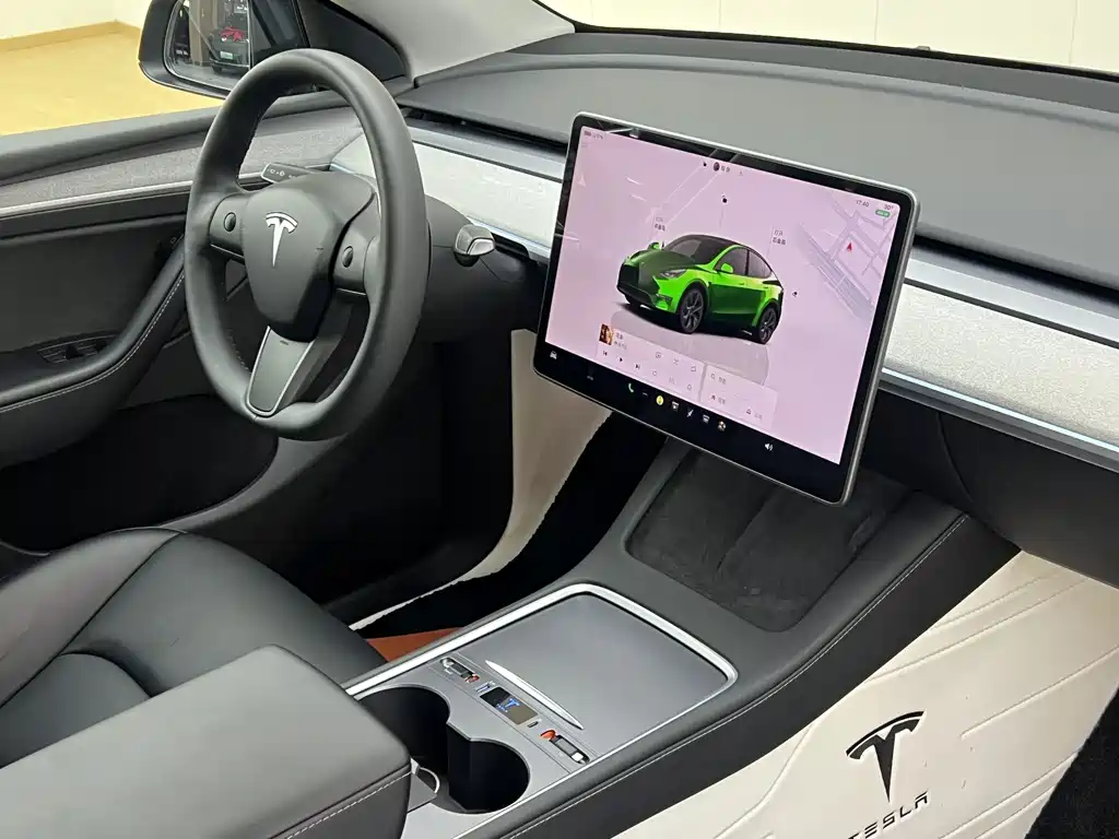 Tesla Model Y — миниатюра 7