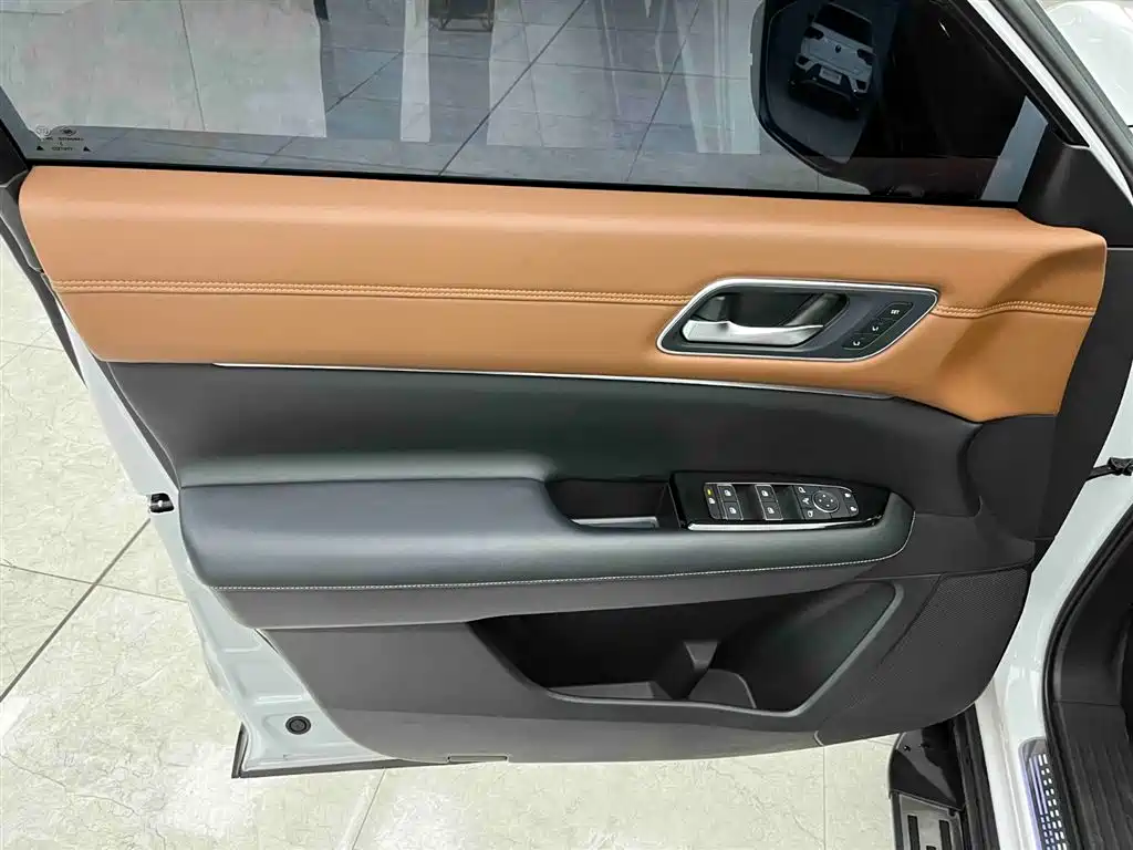 NISSAN EXPLORING THE LAND