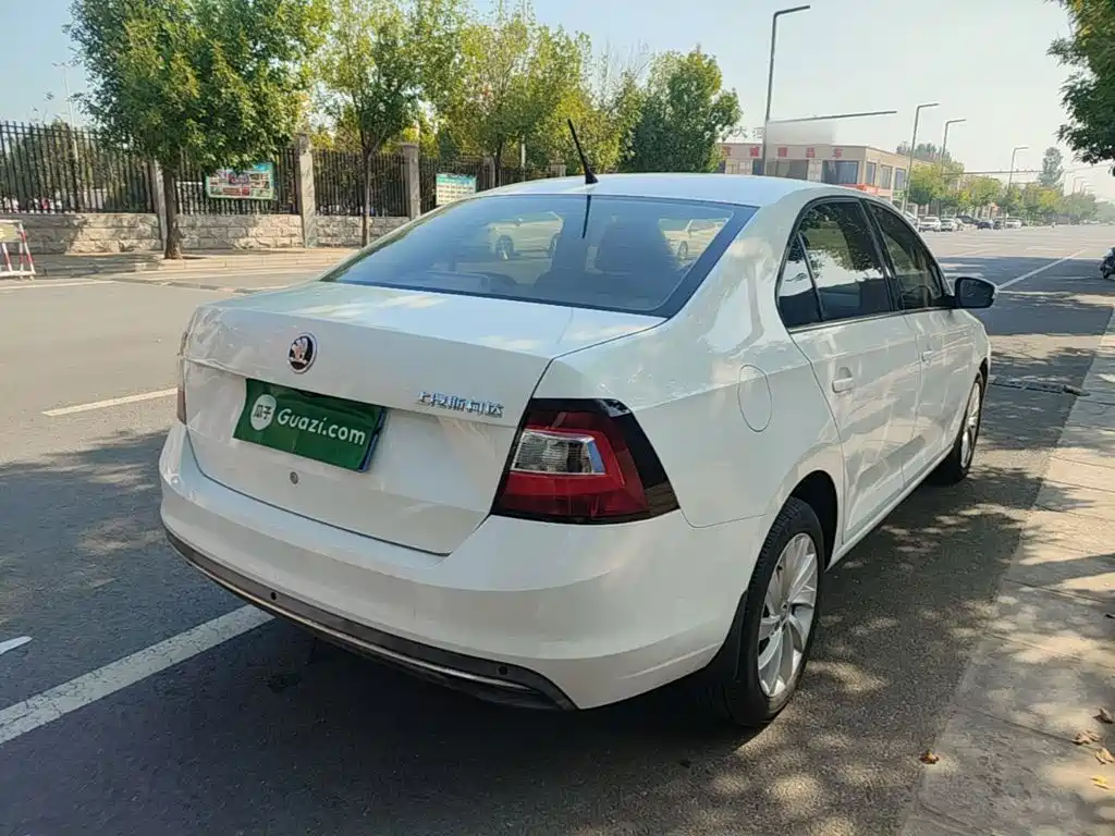 Skoda Rapid — миниатюра 7