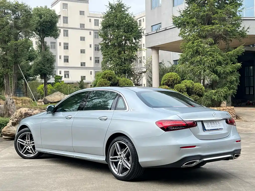 Mercedes-Benz E-Class — миниатюра 7