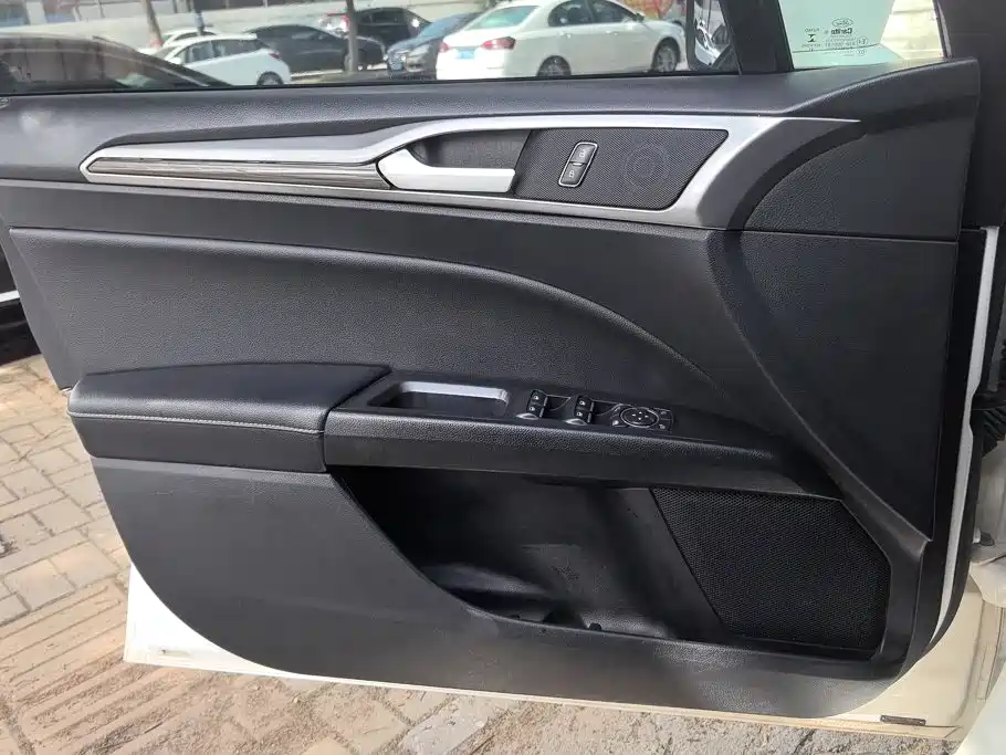 Ford Mondeo — миниатюра 7