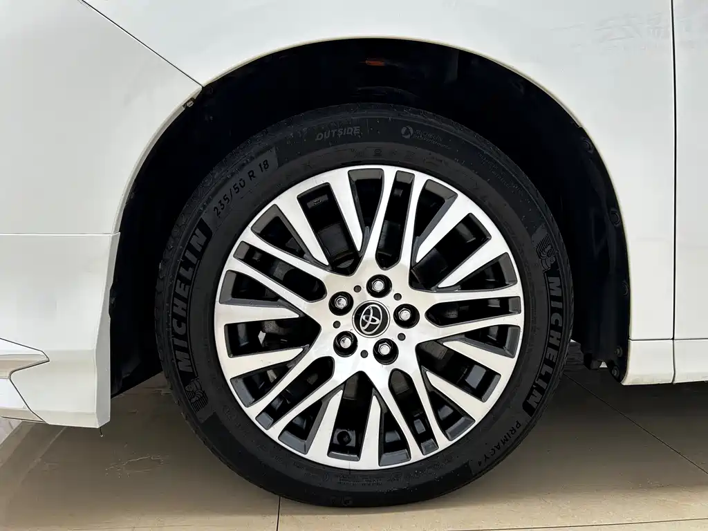 Toyota Alphard — миниатюра 5