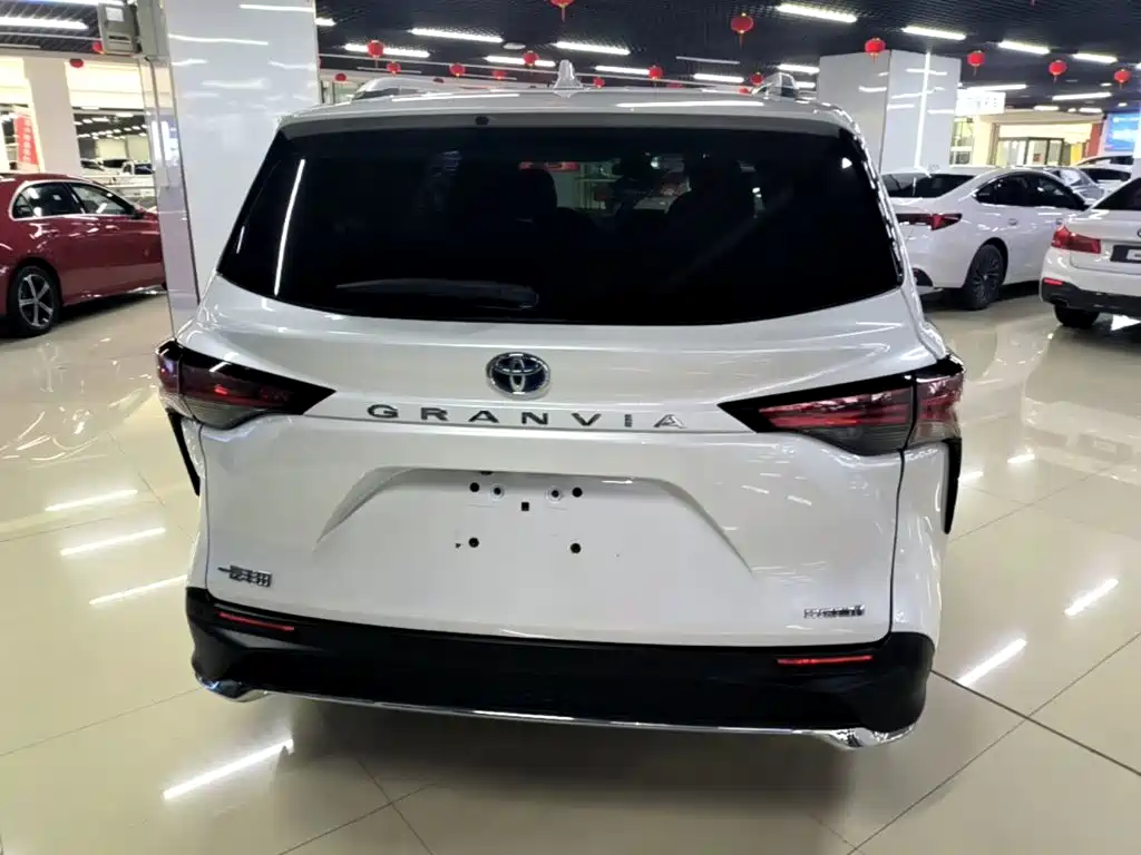 Toyota Granvia — миниатюра 6