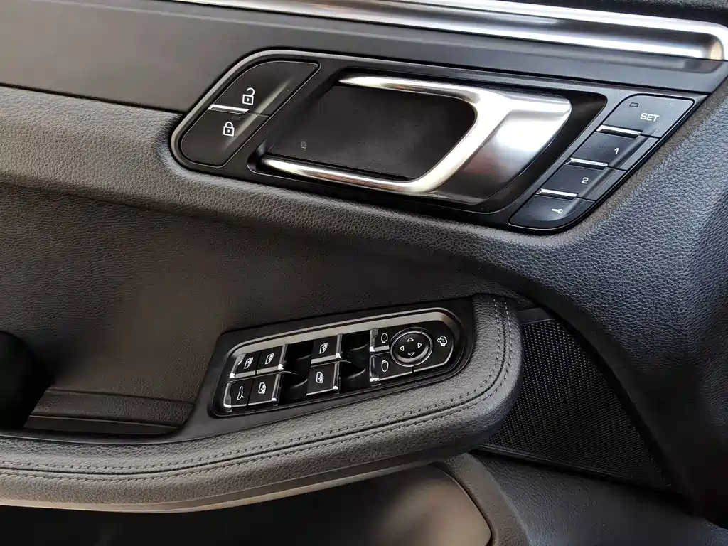 Porsche Macan — миниатюра 11