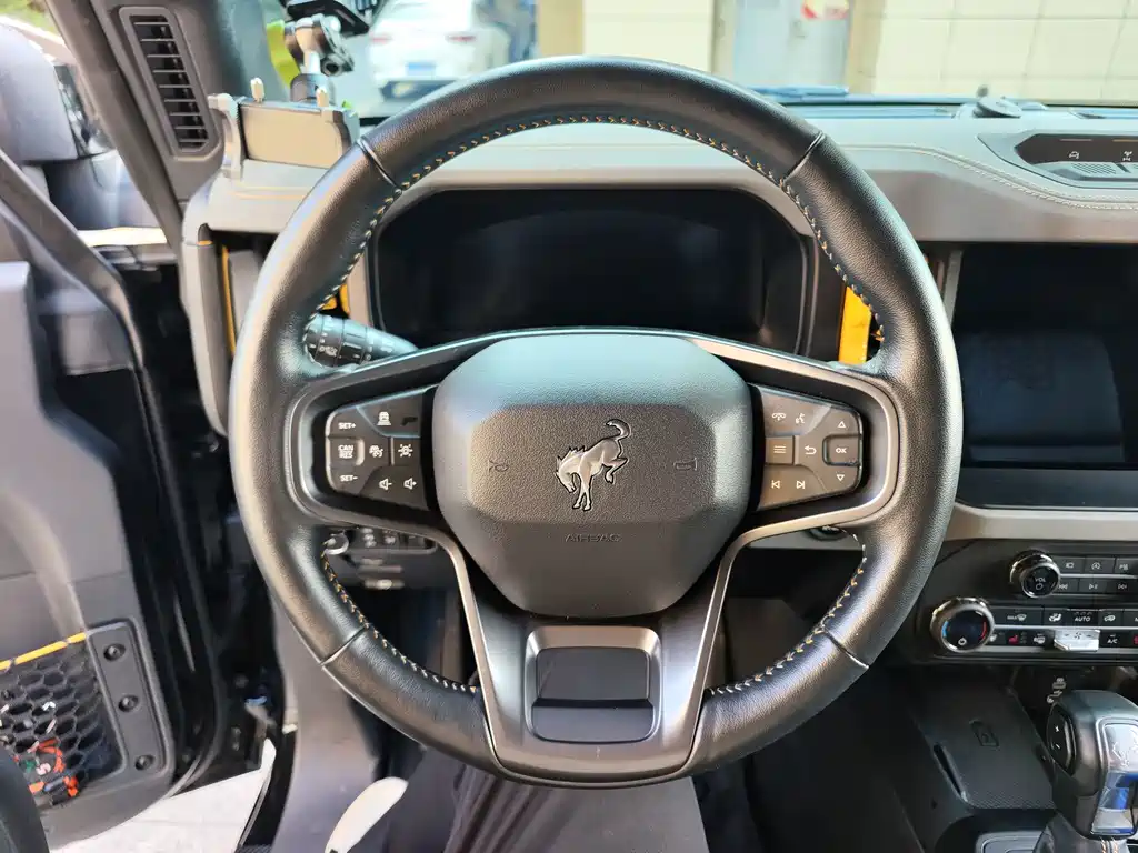 Ford Bronco — миниатюра 11