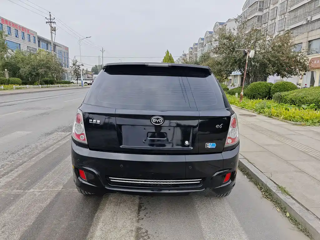 BYD E6