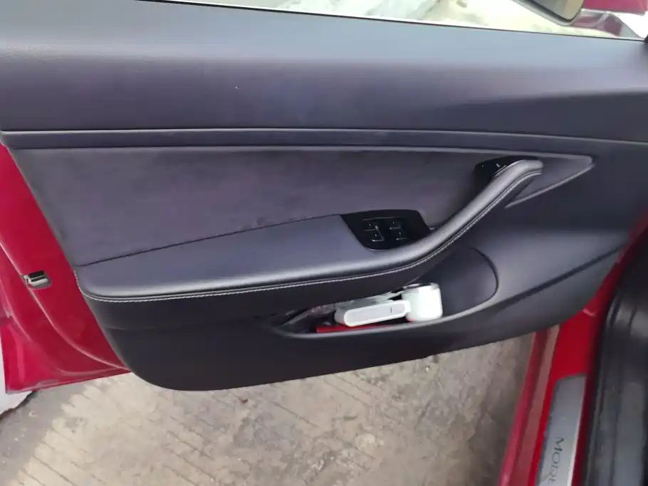 Tesla Model 3 — миниатюра 7