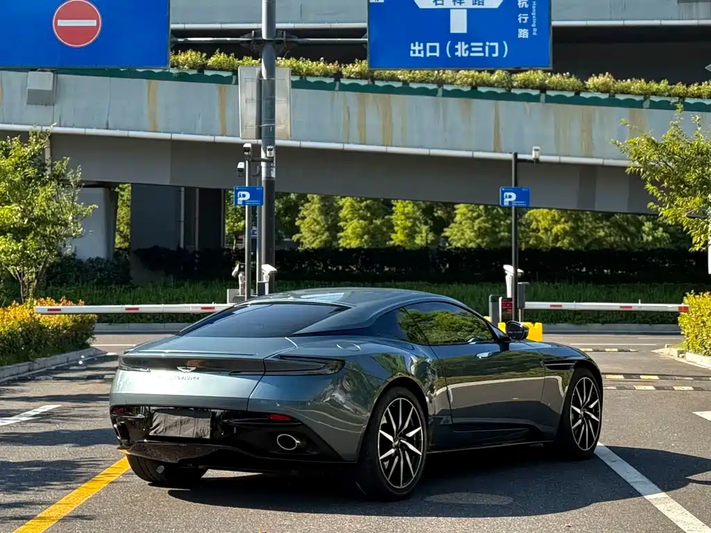 Aston Martin DB11 — миниатюра 7