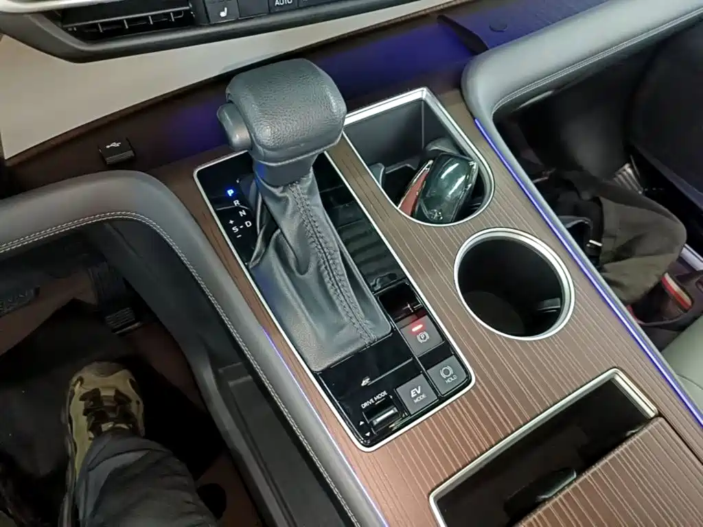 Toyota Granvia — миниатюра 14