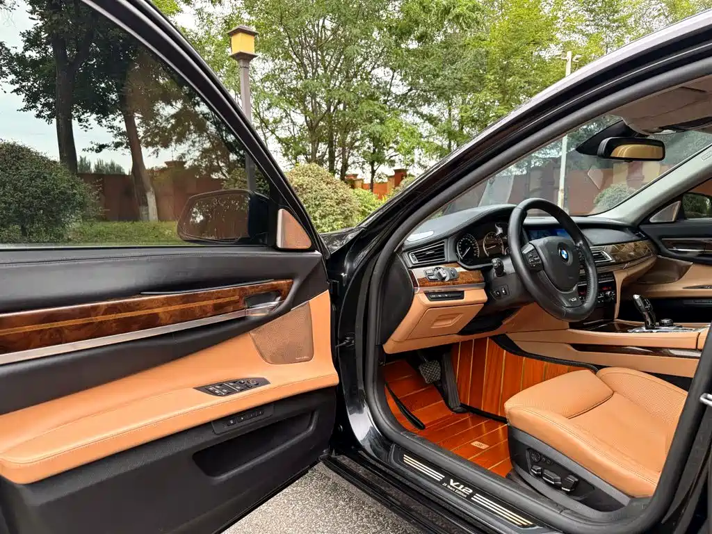 BMW 7 Series — миниатюра 6