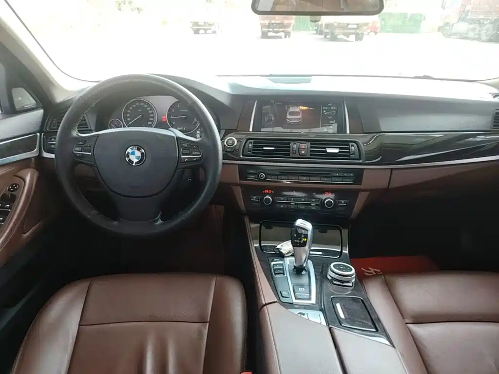 BMW 5 Series — миниатюра 10