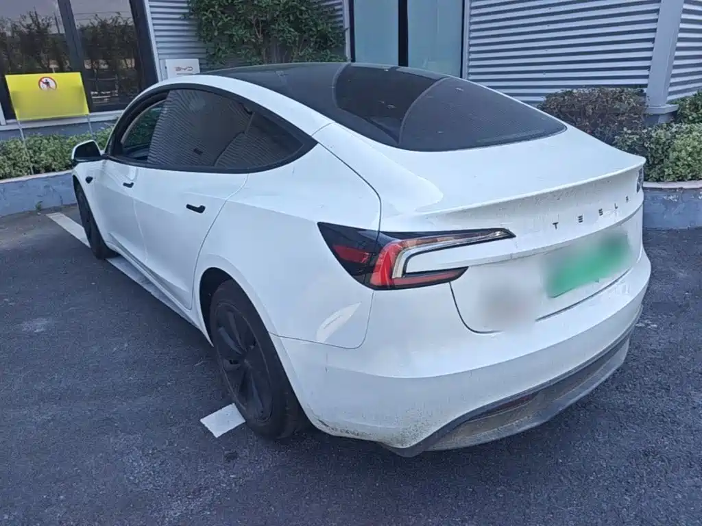 Tesla Model 3 — миниатюра 5