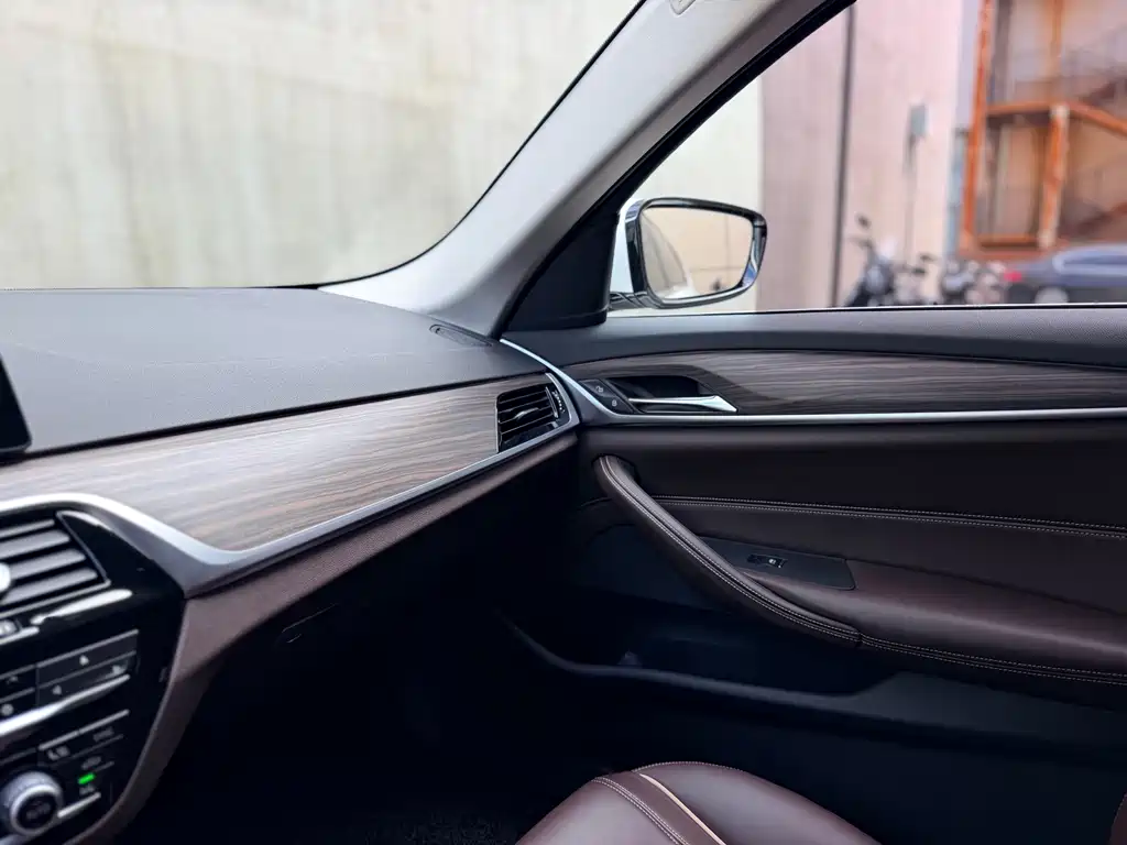 BMW 5 Series — миниатюра 28