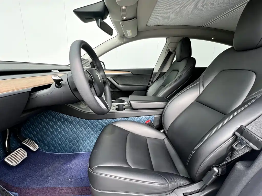 Tesla Model Y — миниатюра 12