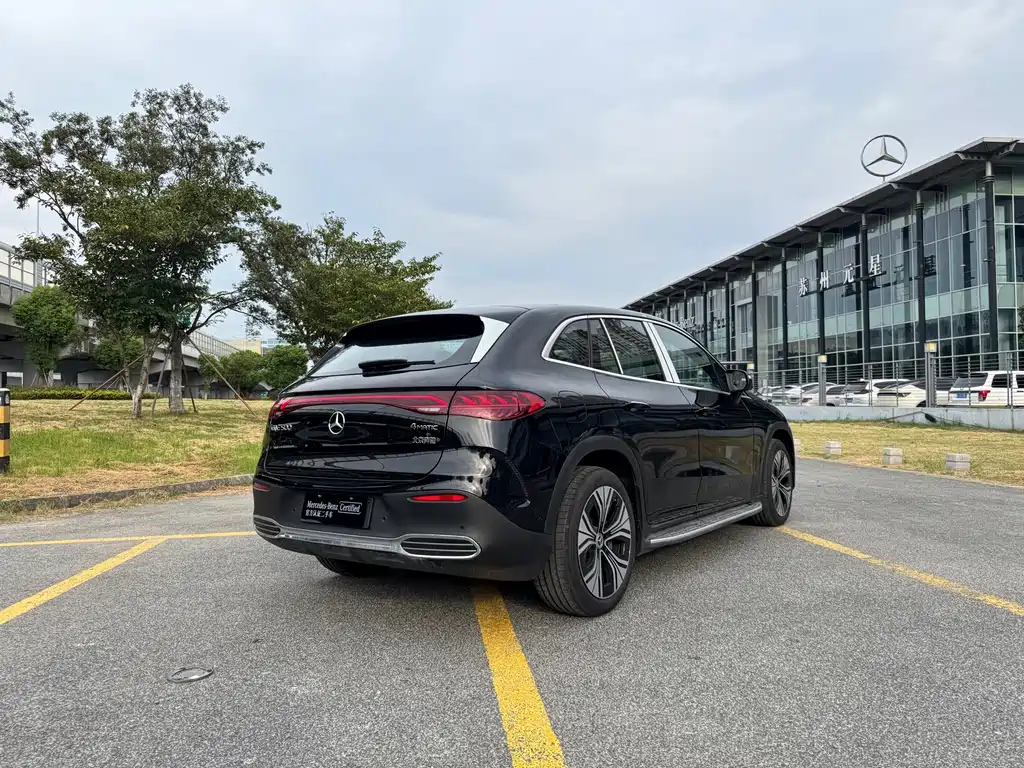 Mercedes-Benz EQE SUV — миниатюра 18