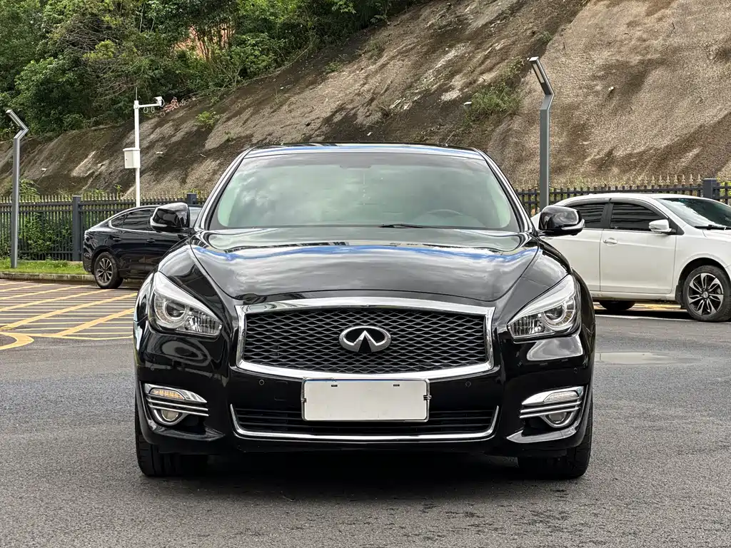 INFINITI  Q70