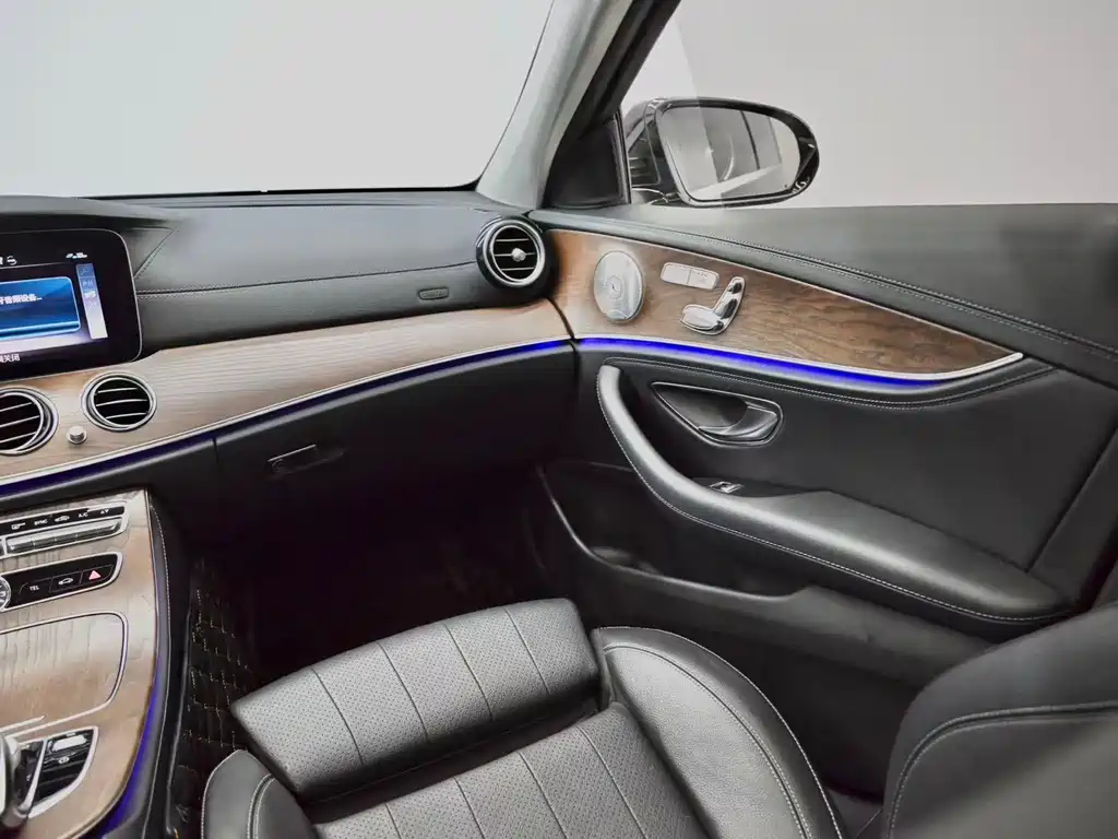 Mercedes-Benz E-Class — миниатюра 11