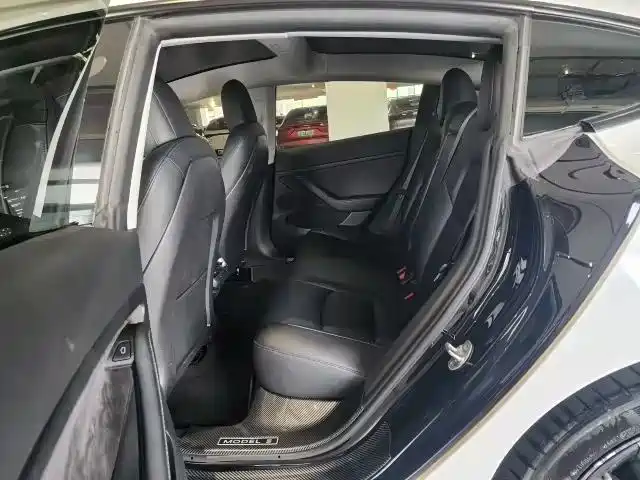 Tesla Model 3 — миниатюра 5