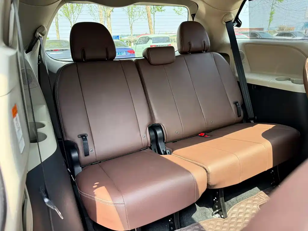 Toyota Sienna — миниатюра 20