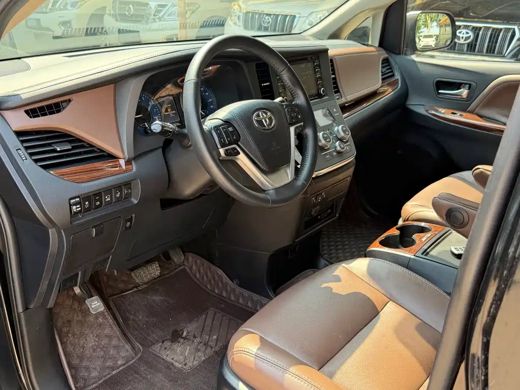 Toyota Sienna — миниатюра 10