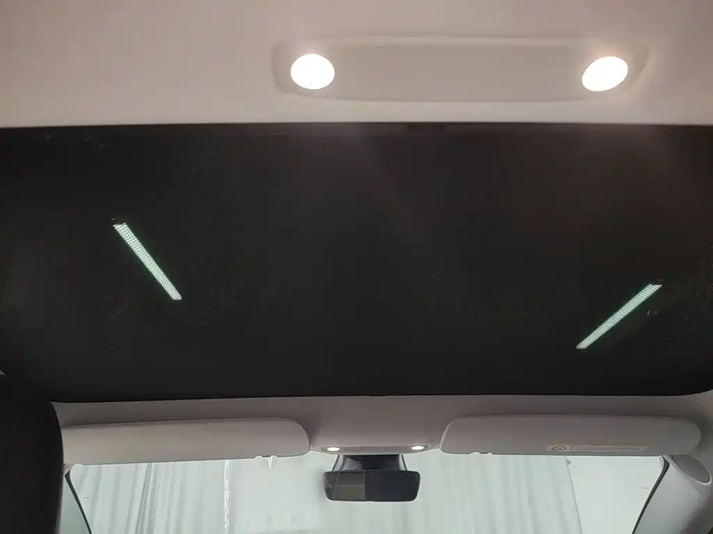 Tesla Model 3 — миниатюра 18