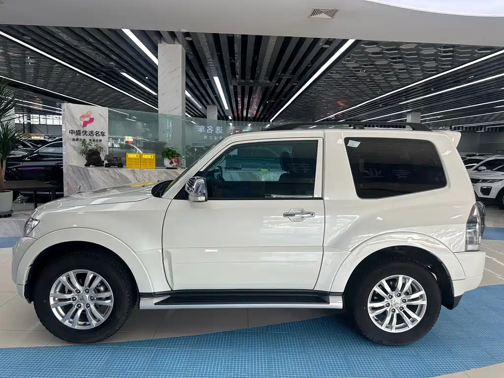 Mitsubishi Pajero (Import) — миниатюра 4