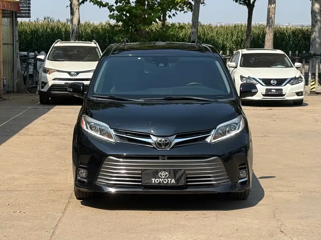 Toyota Sienna — миниатюра 2