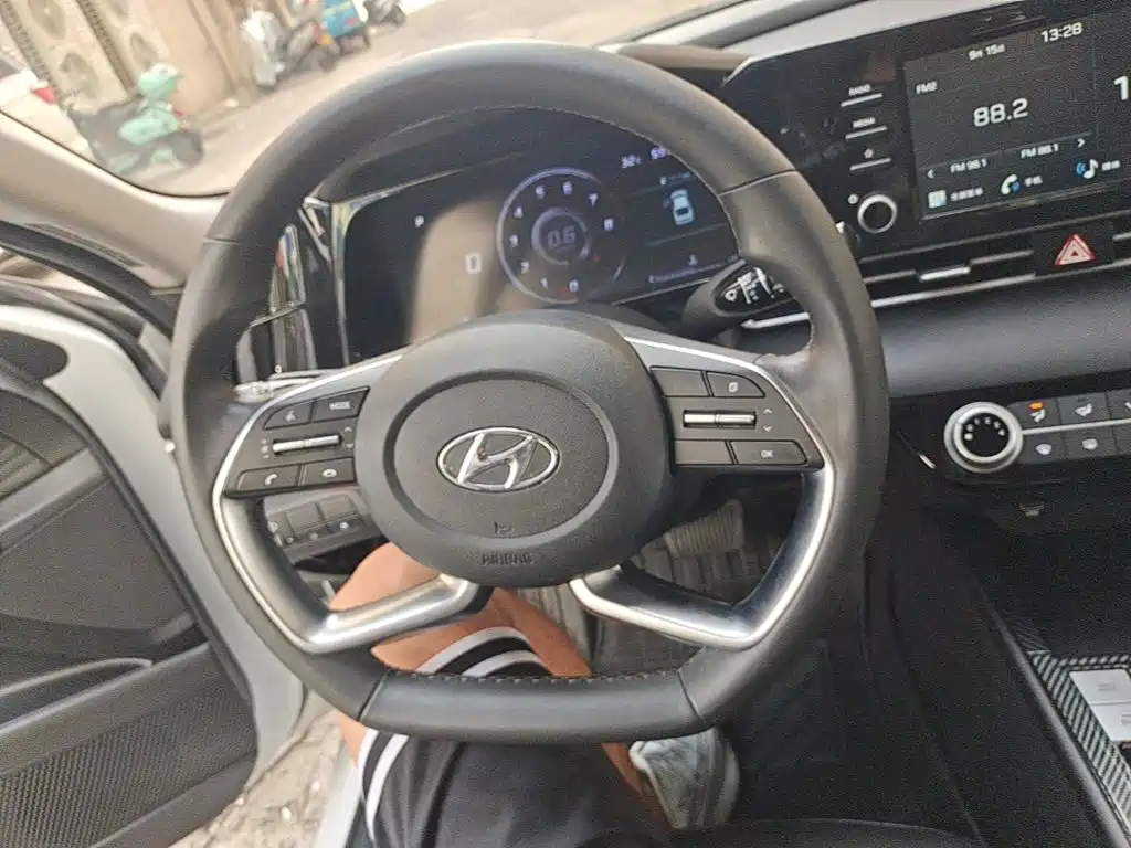 Hyundai Elantra — миниатюра 11