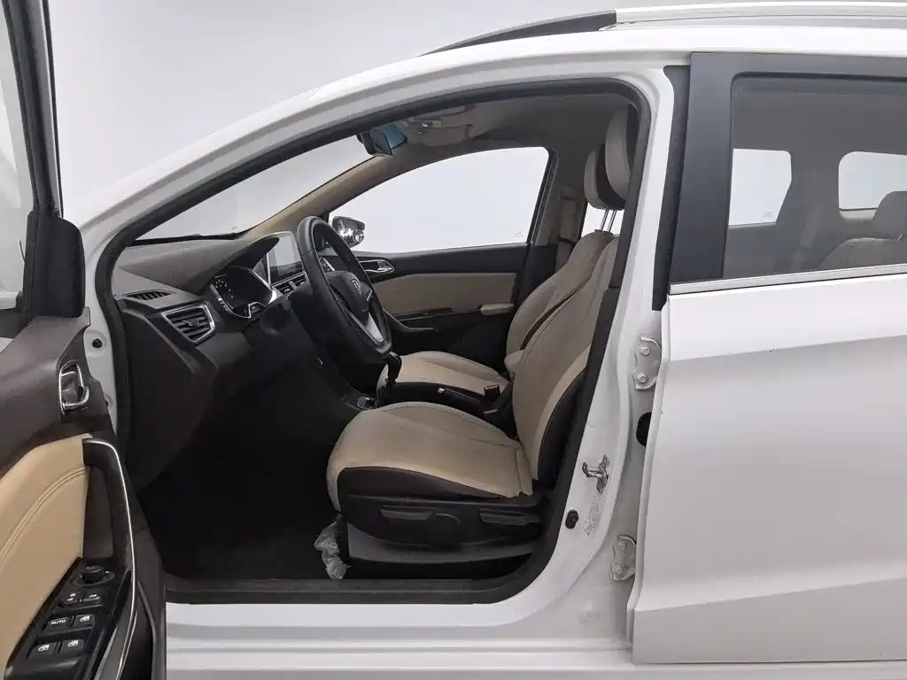 Baojun 310W — миниатюра 10