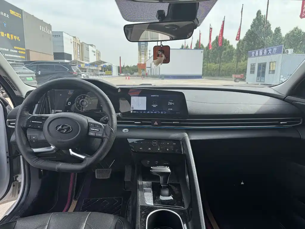 Hyundai Elantra 2021 1.5L CVT LUX Luxury