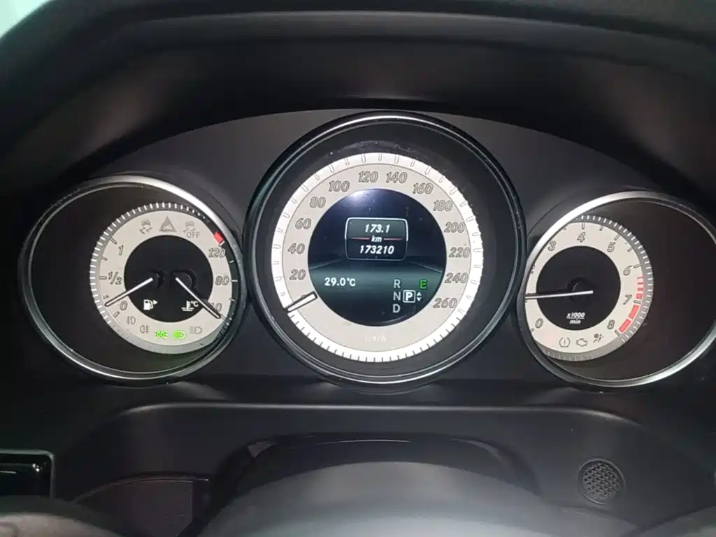 Mercedes-Benz E-Class — миниатюра 12