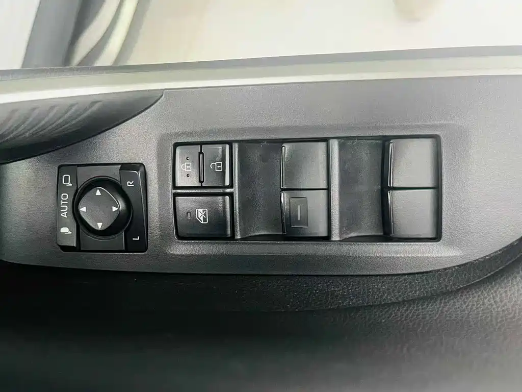 Toyota RAV4 — миниатюра 12
