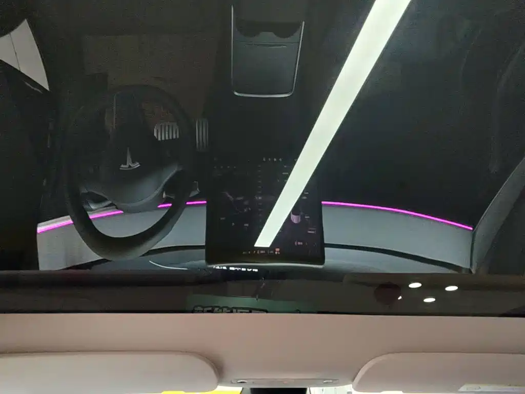 Tesla Model Y — миниатюра 18