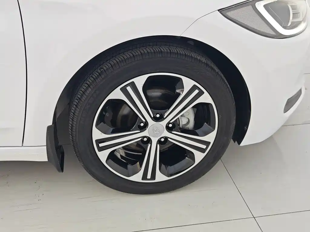 Hyundai Elantra — миниатюра 16