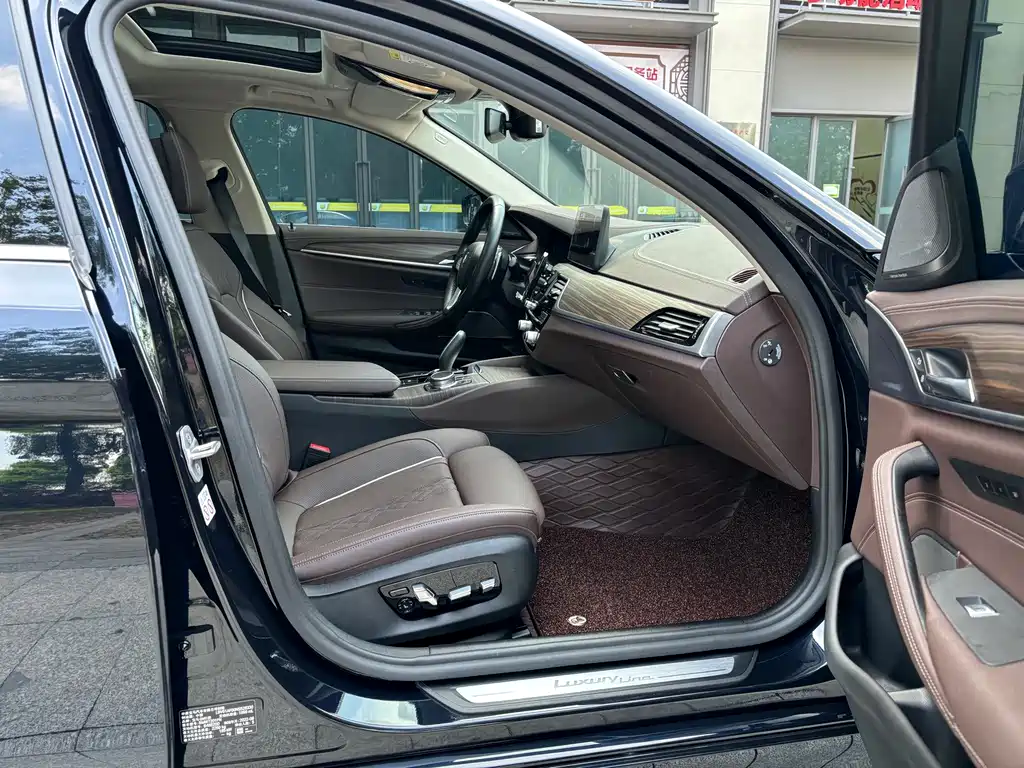 BMW 5 Series — миниатюра 10
