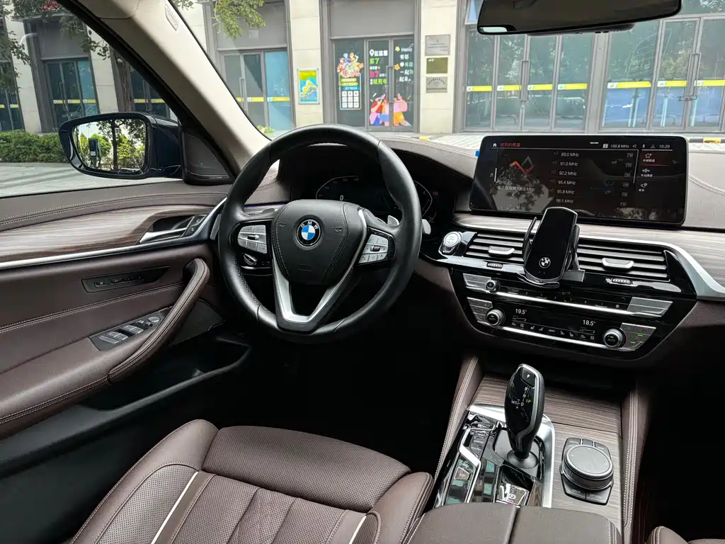 BMW 5 Series — миниатюра 12