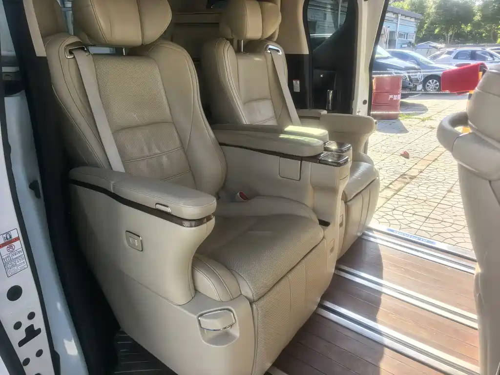 Toyota Alphard — миниатюра 8