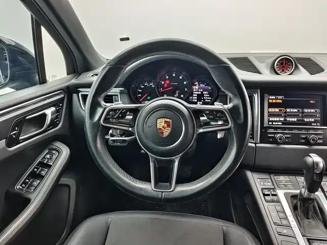 Porsche Macan — миниатюра 9