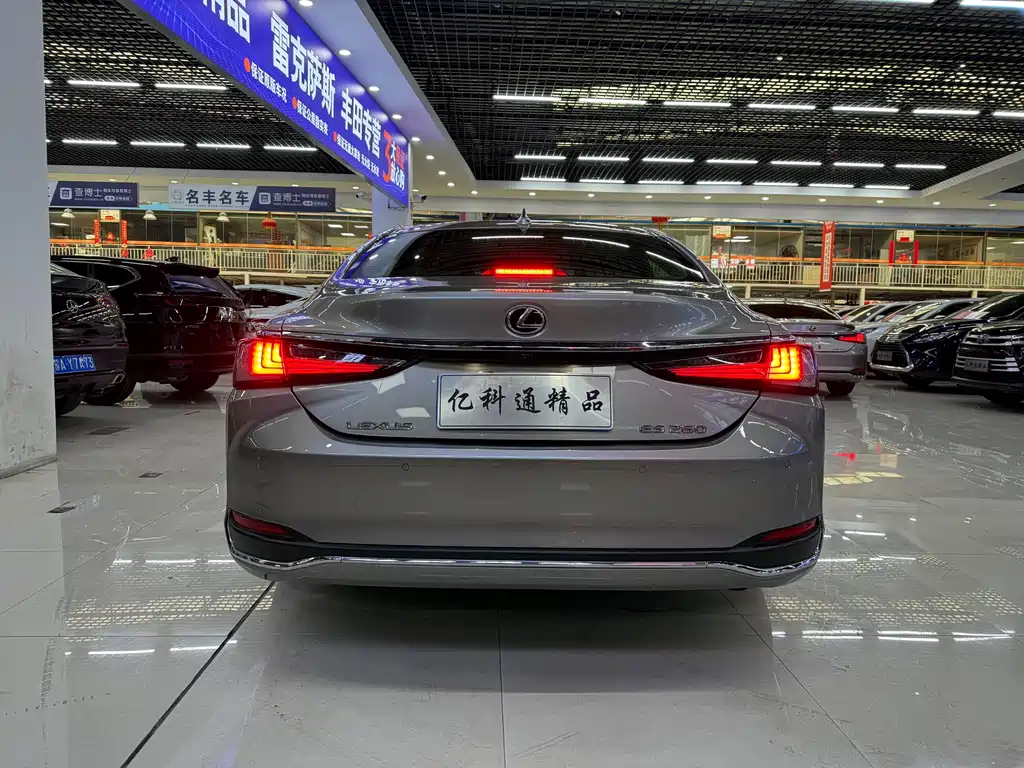 Lexus ES 2018 300h V