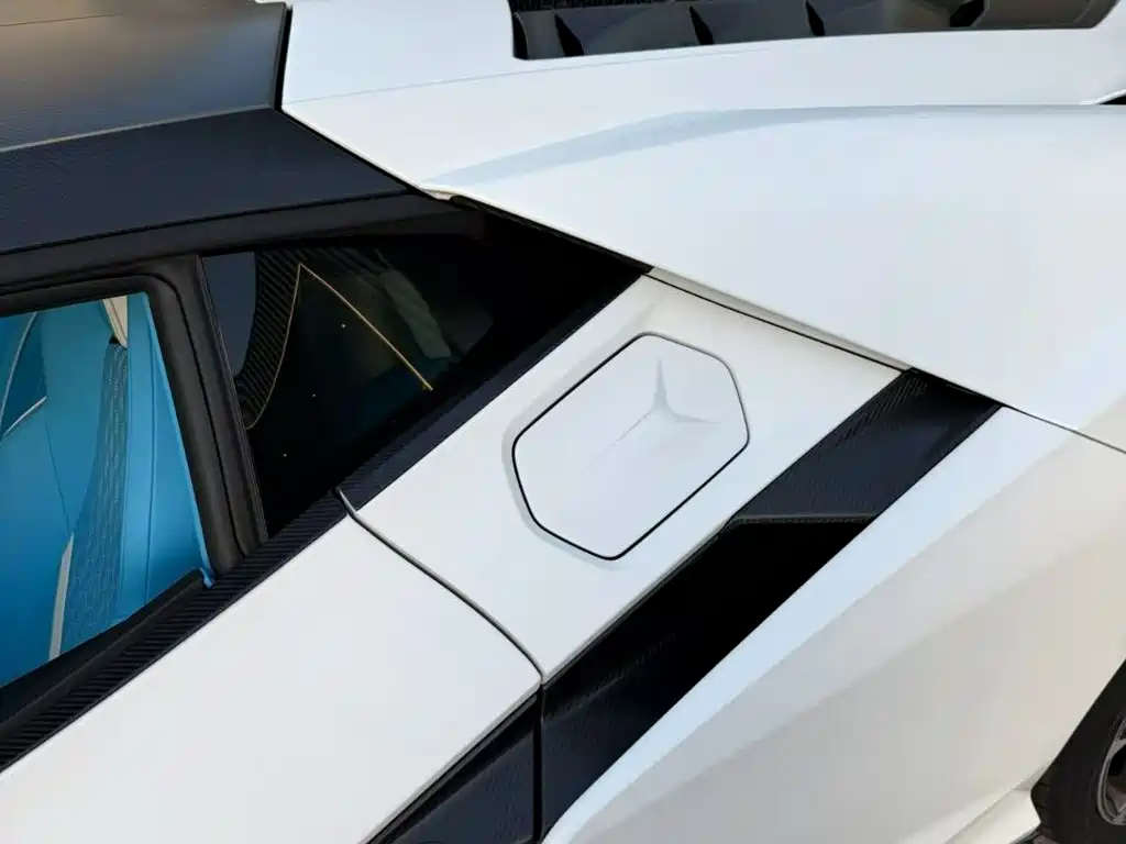 Lamborghini Revuelto — миниатюра 7