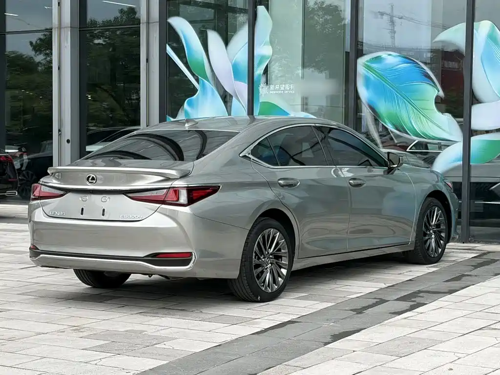 Lexus ES — миниатюра 11