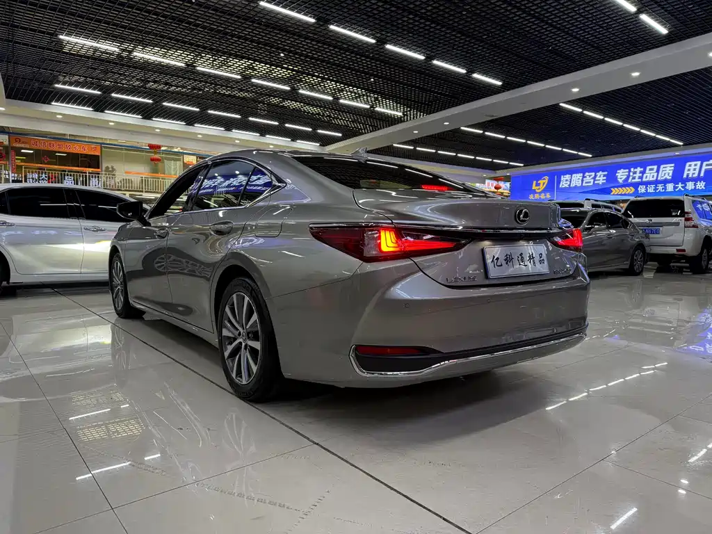 Lexus ES 2018 300h V